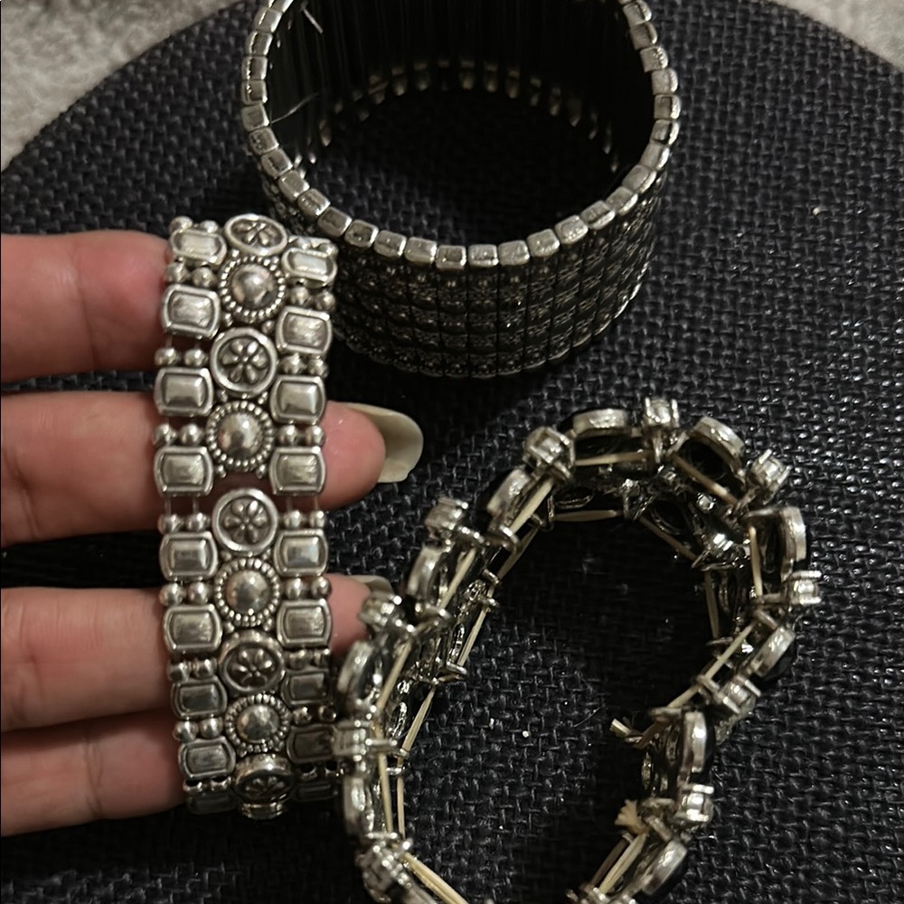 Elegant Silver and Black Bracelet Set - Picture 10 of 11
